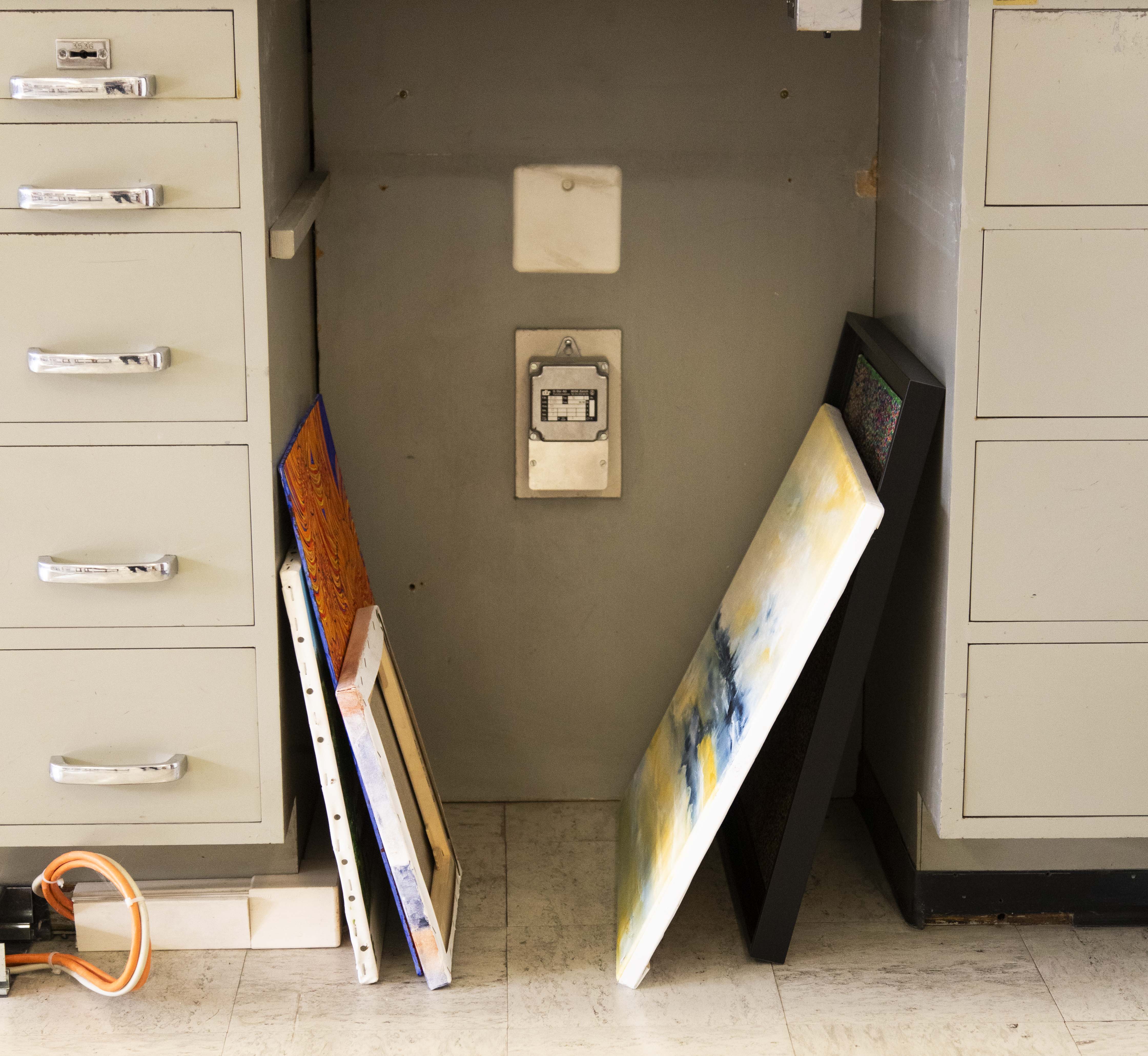 photo de l'atelier avec des tableaux accrochés au mur